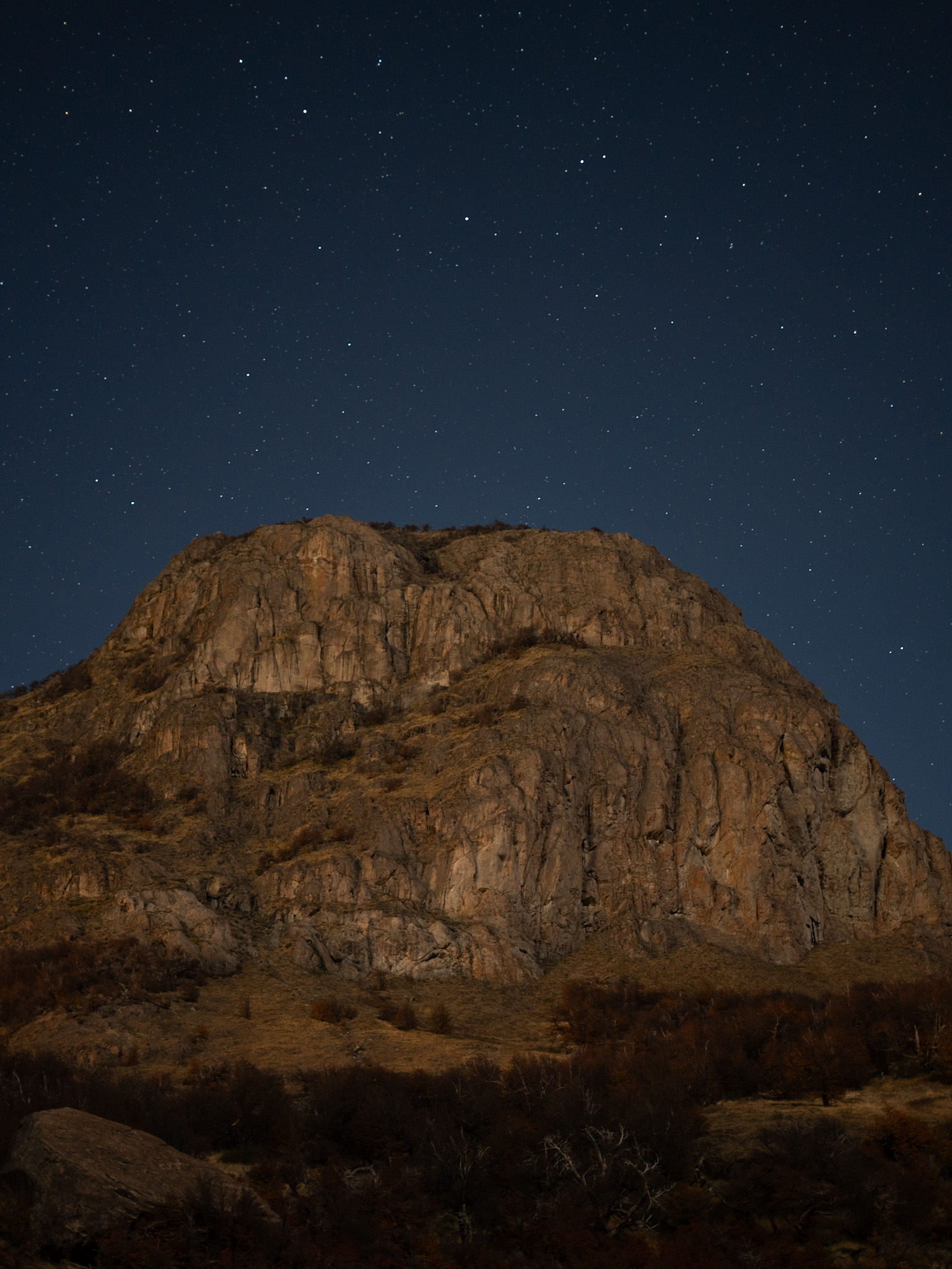 Vista vertical de la noche patagónica